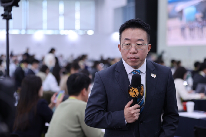 ▲ 29일 오전 경주APEC 국제미디어센터에 국내외 취재진들이 속속 자리한 가운데 한 외신기자가 취재하고 있다. 김영환 기자 yhk@kyongbuk.com