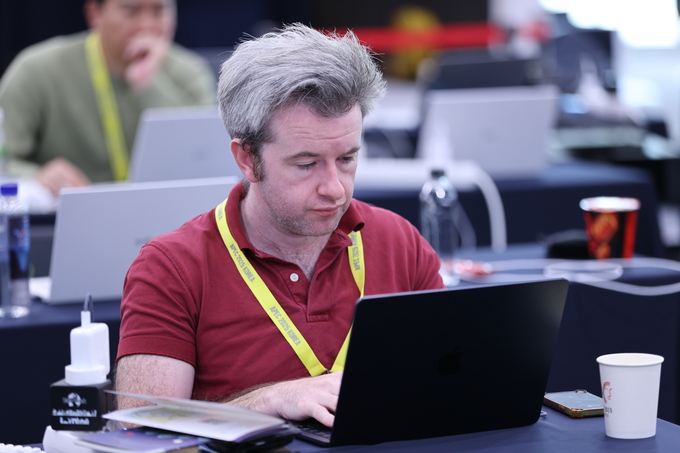 ▲ 29일 오전 경주APEC 국제미디어센터에 국내외 취재진들이 속속 자리한 가운데 한 외신기자가 취재하고 있다. 김영환 기자 yhk@kyongbuk.com