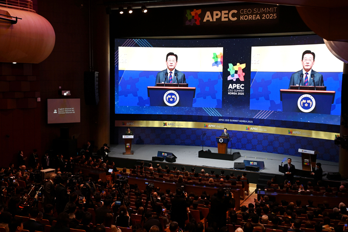 ▲ 이재명 대통령이 29일 경북 경주예술의전당에서 열린 ‘APEC CEO(최고경영자) 서밋’ 개회식에서 특별연설을 하고 있다. 공동취재