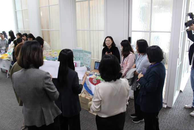 ▲ 의성군어린이사회복지급식관리지원센터 지은영 영양사가 24일 서울 서초구 aT센터에서 열린 ‘제14차 식생활교육매체 경진대회’ 교구 전시 부스에서 심사위원들에게 출품작 ‘육쪽마늘 쪽쪽쪽’의 구성과 교육 효과를 설명하고 있다. 의성군어린이사회복지급식관리지원센터