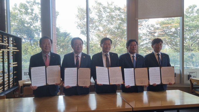 ▲ 봉화군(군수 박현국(사진 왼쪽))은 10월 29일 국회에서 농어촌 기본소득 시범사업 1차 심사를 통과한 12개 군의 전면 시행을 촉구하는 공동성명을 발표했다. 이번 공동성명에는 최종 선정에서 제외된 봉화·진안·장수·곡성·옥천 등 5개 군이 함께 참여했다.