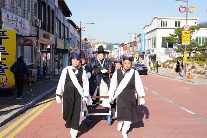 ▲ 제28회 청송문화제 개막을 알리는 청송도호부사 행차 재현 퍼레이드가 청송읍 일원에서 열려 눈길을 끌었다.