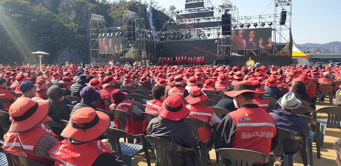 ▲ 청송문화제에 참가한 시니어합창단이 청송시니어클럽 회원들에게 그동안 갈고닦은 솜씨를 뽐내고 있다.