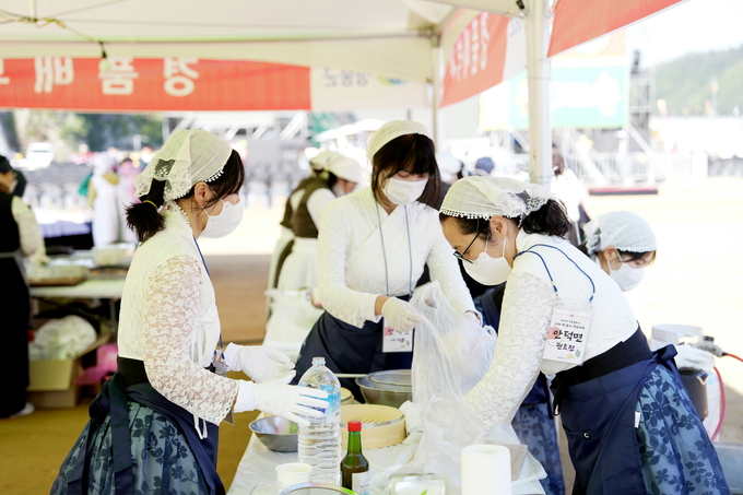 ▲ 29일 개막한 청송사과축제에서 각 읍면 대표들이 청송사과를 활용한 사과떡 만들기 프로그램에 참가하고 있다.