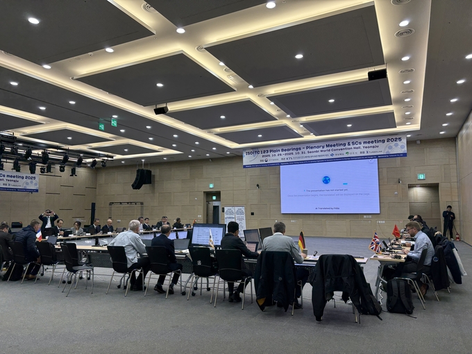 ▲ 선비세상 컨벤션홀에서 세계에서 모인 베어링 전문가들이 회의를 진행하고 있다