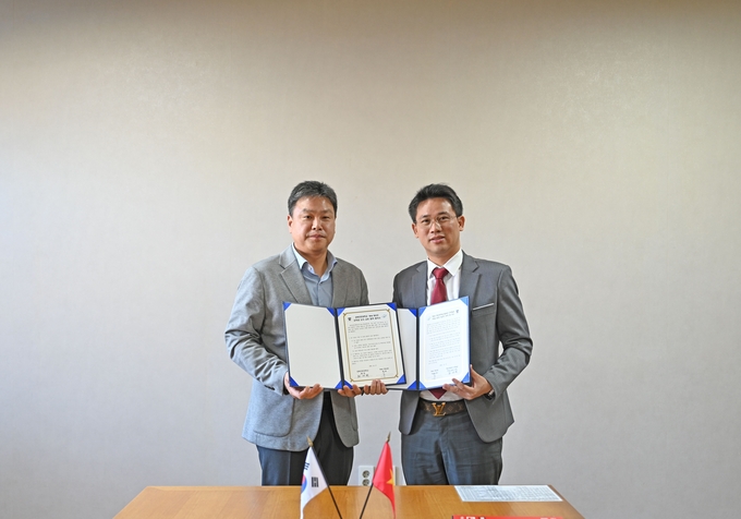 ▲ 경북전문대학교는 최재혁 총장과 LE XUAN HAU(레 쑤언 하우) 회장 등 양 기관 관계자들이 참석한 가운데 업무협약(MOU)을 체결했다.