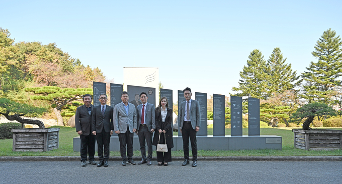 ▲ 경북전문대학교는 최재혁 총장과 LE XUAN HAU(레 쑤언 하우) 회장 등 양 기관 관계자들이 참석한 가운데 업무협약(MOU)을 체결했다.