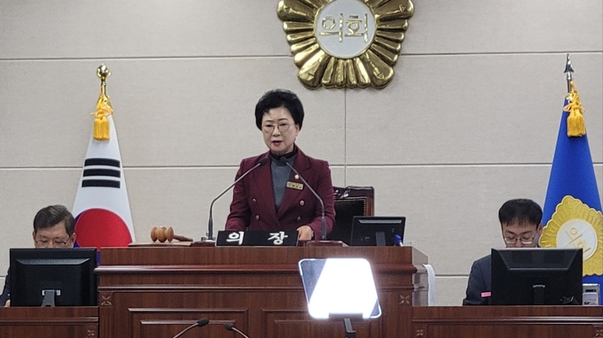 ▲ 제235회 상주시의회 임시회가 17일간의 일정을 마무리한 29일 안경숙 상주시의회 의장이 폐회식을 주관하고 있다. 김범진기자