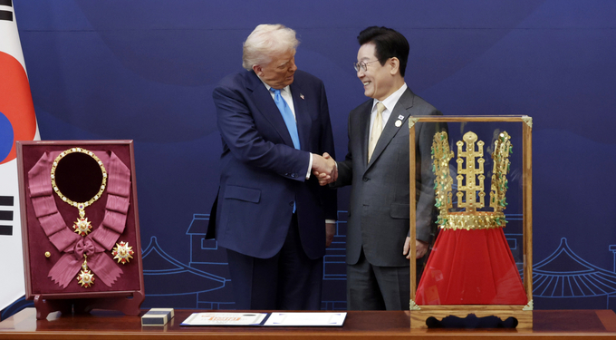 ▲ 이재명 대통령이 29일 경북 경주박물관에서 도널드 트럼프 미국 대통령에게 ‘천마총 금관 모형’을 선물한 뒤 악수하고 있다. 왼쪽은 이 대통령이 트럼프 대통령에게 수여한 무궁화 대훈장. 대통령실통신사진기자단