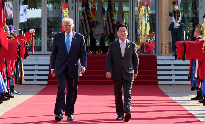 ▲ 이재명 대통령과 도널드 트럼프 미국 대통령이 29일 경북 경주박물관에서 정상회담장으로 이동하고 있다. 대통령실통신사진기자단