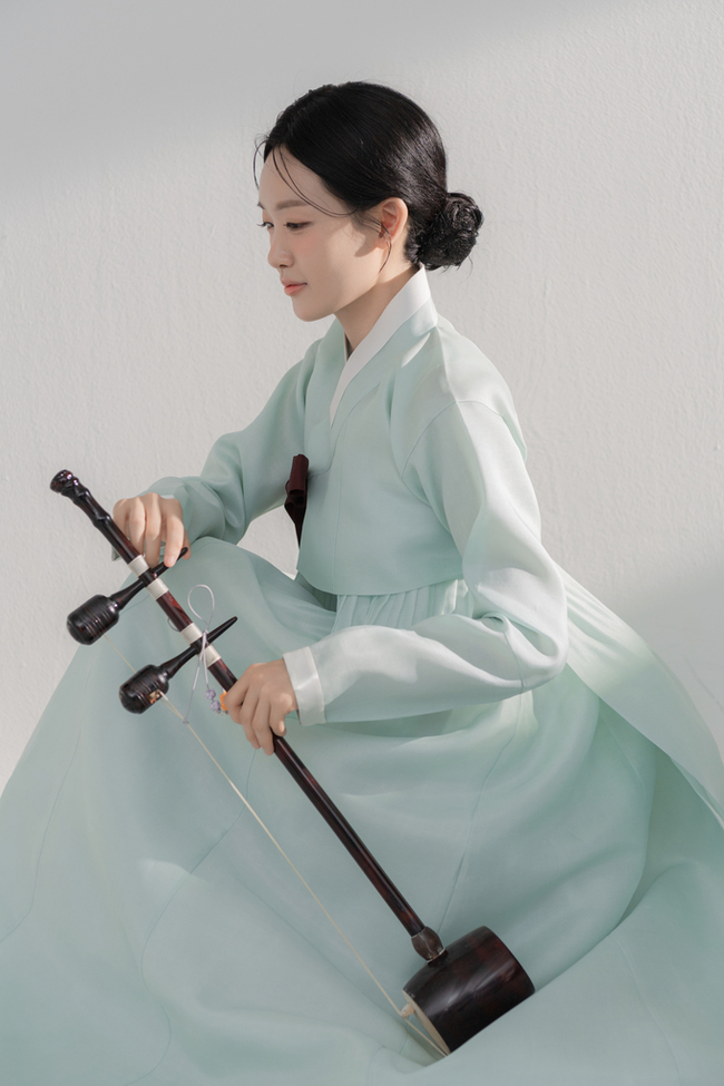 ▲ 대구문화예술회관에서 ‘무악(巫樂)’ 연주를 앞둔 해금 연주자 전시현씨가 자신의 악기 앞에 앉아있다.