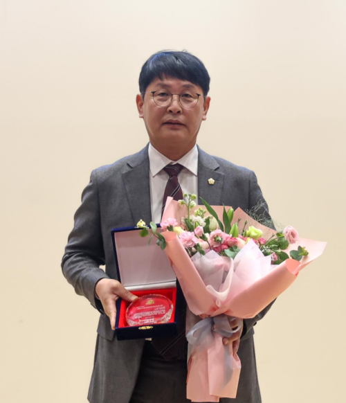 ▲ 영주시의회 손성호 의원이 지방의정 발전과 지역사회 기여를 인정받아‘2025 지방자치 의정대상’을 수상했다.