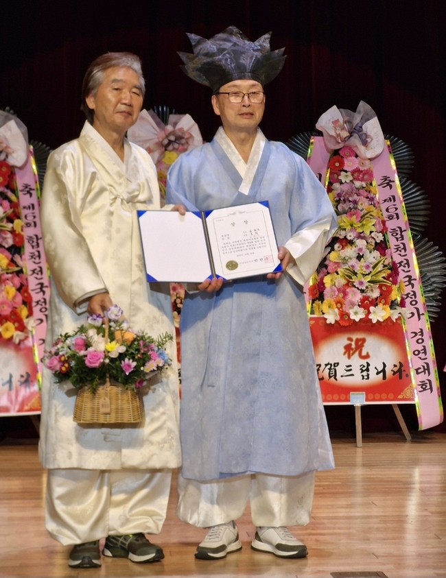 ▲ 포항의 김현운 씨, 제6회 합천전국정가경연대회 대상부 장원 수상