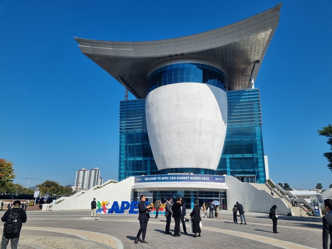 ▲ 29일 오전 APEC CEO 서밋 개막식을 앞둔 경주예술의전당 입구에 행사 관계자와 취재진이 행사 개막을 기다리며 삼삼오오 모여 대화를 나누고 있다.