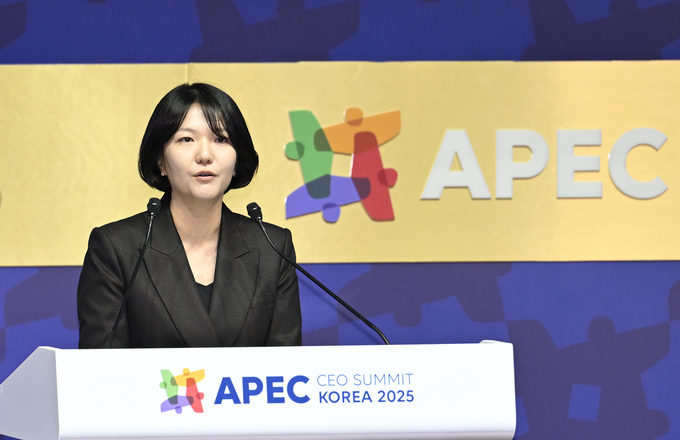 ▲ 최수연 네이버 대표가 29일 경주 경주예술의전당에서 열린 ‘2025 APEC CEO 서밋’에서 ‘AI 주도 경제’를 주제로 연설하고 있다.  APEC 공동취재단