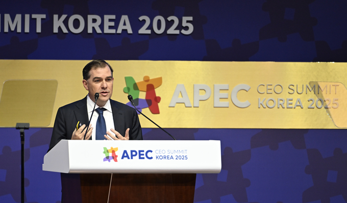 ▲ 맷 가먼 AWS CEO가 29일 경주 경주예술의전당에서 열린 ‘2025 APEC CEO 서밋’에서 ‘AI 주도 경제’를 주제로 연설하고 있다. APEC 공동 취재단