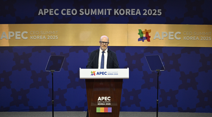 ▲ 사이먼 밀너 메타 아시아태평양 공공정책 부사장이 29일 경주 경주예술의전당에서 열린 ‘2025 APEC CEO 서밋’에서 ‘AI 주도 경제’를 주제로 연설하고 있다. APEC 공동 취재단