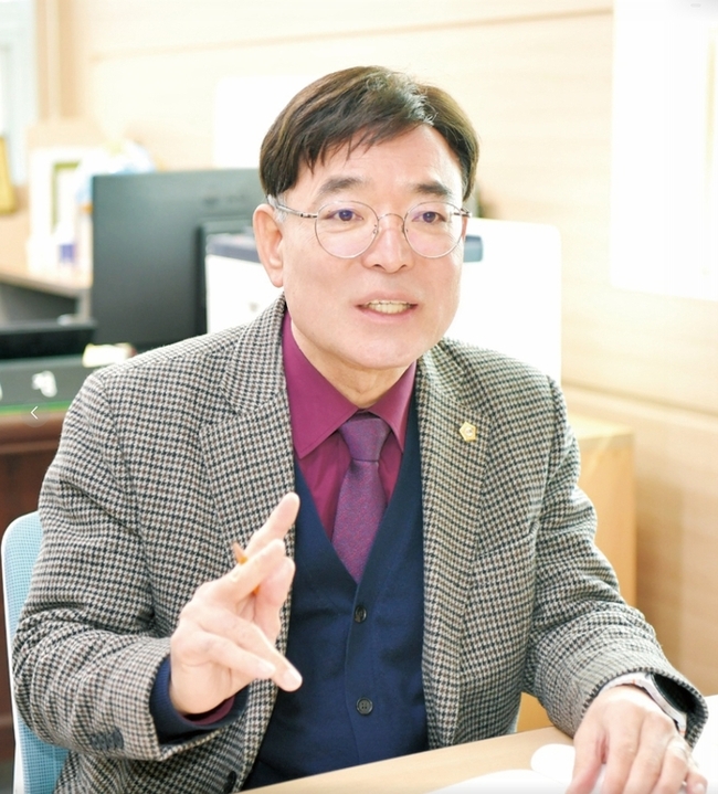 ▲ 문경시의회 본회의장에서 시민 중심 의정활동을 이어가고 있는 서정식 의원의 모습.