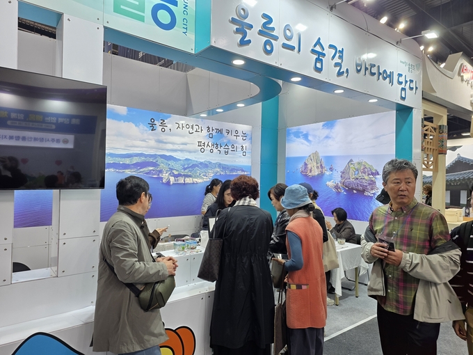 ▲ 울릉군(군수 남한권)은 지난 24일부터 26일까지 사흘간 포항 만인당 및 잔디광장 일원에서 열린 ‘제12회 경상북도 평생학습박람회’에 참가해 ‘작지만 강한 학습도시 울릉’의 면모를 뽐냈다.