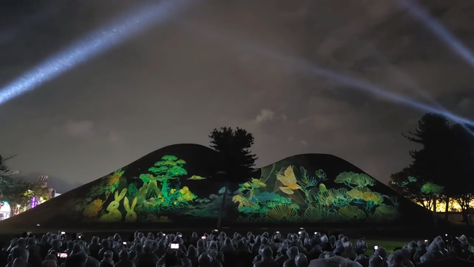 ▲ 경주 대릉원 일원에서 상영 중인 ‘2025 국가유산 미디어아트 경주 대릉원’의 미디어파사드 공연이 시민과 관광객들로부터 인기를 끌고 있다. 사진은 ‘대릉원 몽화(夢華)’ 장면. 경주시