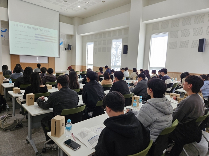 ▲ 구미보건소 구미중독통합지원센터장가 학부모를 대상으로 ‘게임 속 도박으로부터 우리 아이 지키기’를 주제로 도박중독예방교육을 진행 하고있다. 구미시