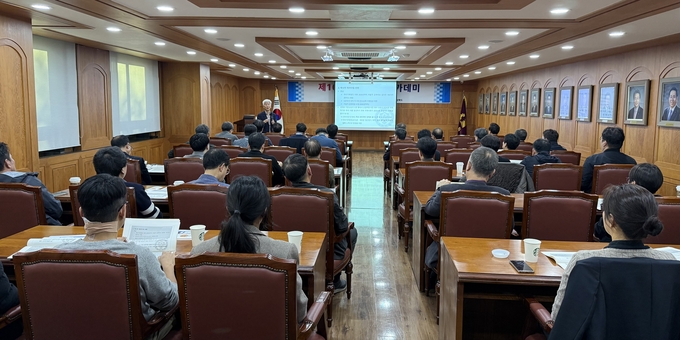 ▲ 포항상공회의소(회장 나주영)는 지난 28일 2층 회의실에서 상공의원·회원업체 대표 및 임원들이 참석한 가운데 정태용 연세대 국제학대학원 교수를 초빙, ‘에너지 大 소비시대 대응, 우리의 과제’라는 주제로 경제아카데미 2주차 강의를 진행했다.