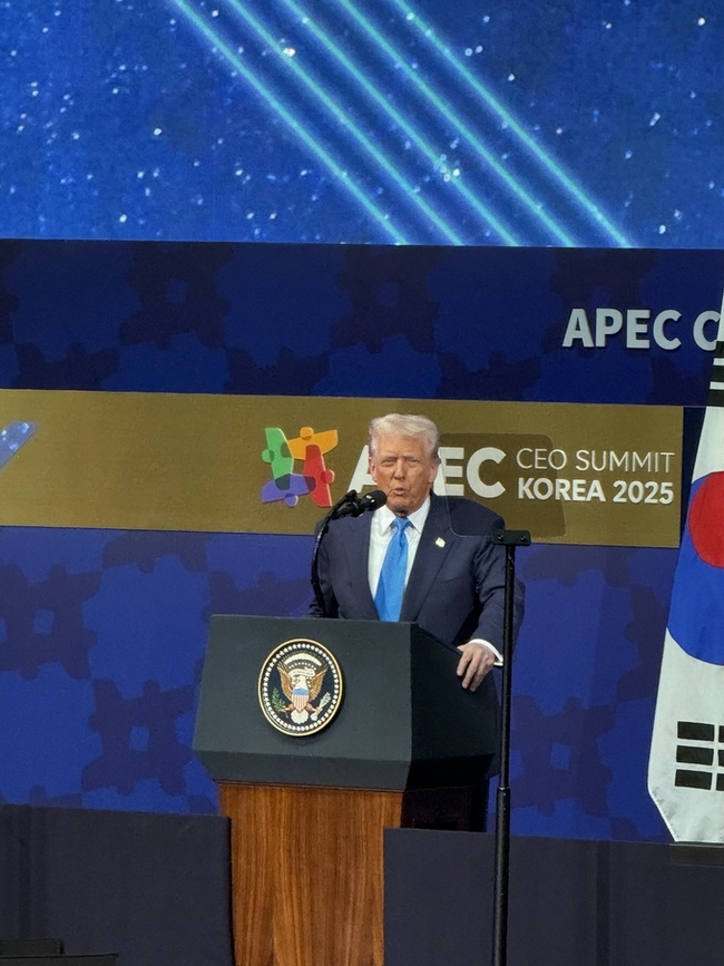 ▲ 도널드 트럼프 미국 대통령이 29일 경주예술의전당에서 열린 APEC CEO 서밋에서 특별연설을 하고 있다. APEC 공동 취재단