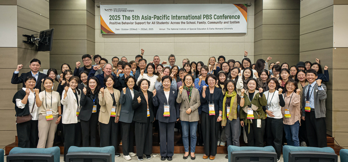 ▲ 제5차 아시아-태평양 긍정적행동지원 국제학술대회 단체 (첫번쨰 줄 왼쪽에서 아홉 번째 대구사이버대 조정연 교수, 두 번째 줄 제일 왼쪽 대구사이버대 강영모 교수). 대구사이버대.