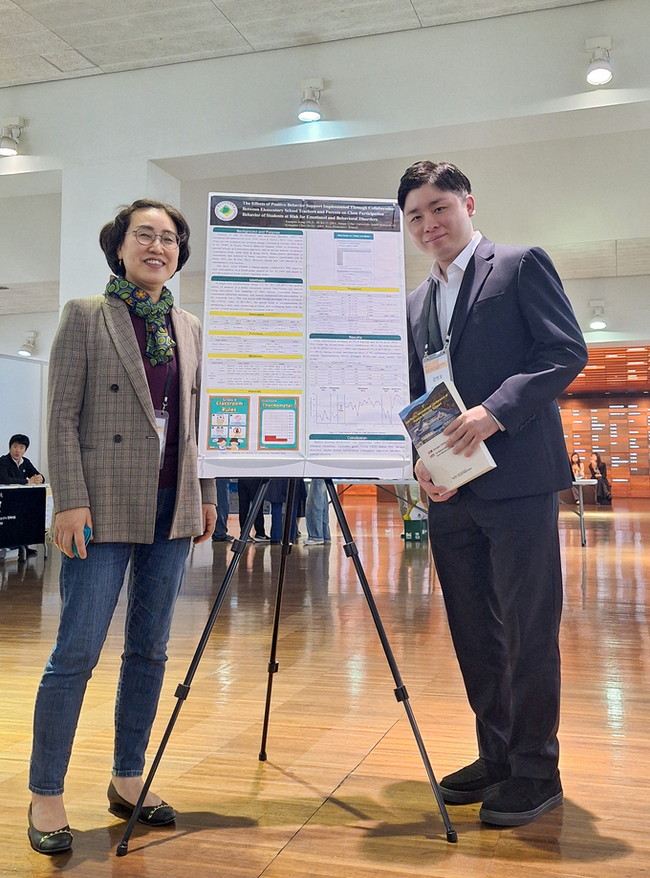 ▲ 제5차 아시아-태평양 긍정적행동지원 국제학술대회 교수자 사진 (왼쪽 조정연 교수, 오른쪽 강영모 교수). 대구사이버대.