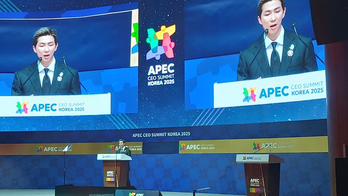 ▲ 그룹 방탄소년단 리더 RM이 29일 경주예술의전당에서 열린 APEC CEO 서밋에 문화계  대표로 참석해 연설을 하고 있다. APEC 공동 취재단