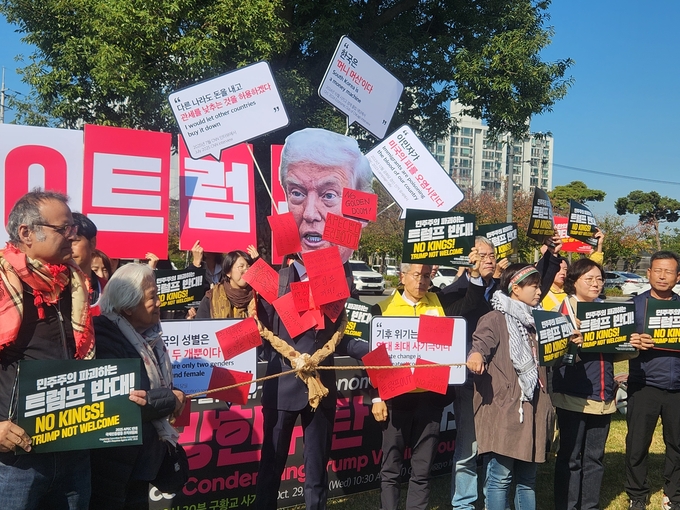 ▲ 경주 구황교 사거리에서 열린 ‘트럼프 방한 규탄 기자회견’ 참가자들이 트럼프 얼굴 모형에 항의 문구를 붙이며 퍼포먼스를 진행하고 있다.서의수 기자