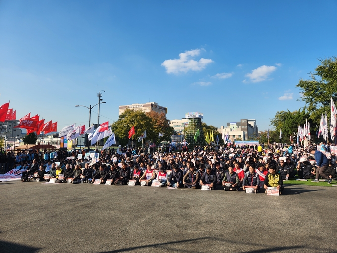 ▲ 민주노총과 시민단체 관계자들이 대형 현수막과 깃발을 들고 트럼프 방한 반대 결의대회를 진행하고 있다.서의수 기자