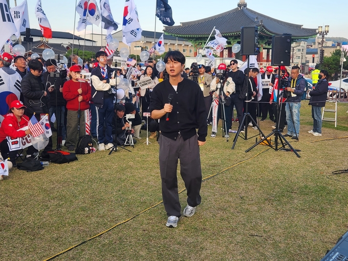 ▲ 자유대학 연설 무대에 선 대표가 “한미일 동맹 강화”를 주장하며 연설을 하고 있다. 서의수 기자