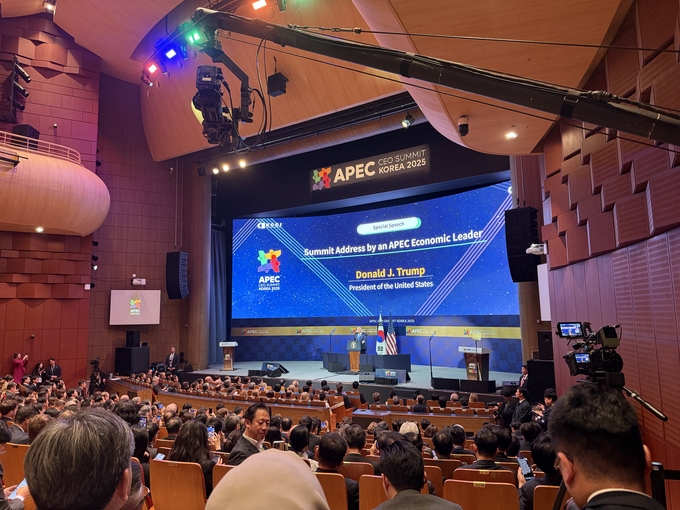 ▲ 29일 APEC CEO서밋 개막식이 열린 경주예술의전당 화랑홀을 가득 메운 전세계 기업인들이 트럼프 미국 대통령의 연설을 듣고 있다. APEC 공동취재단