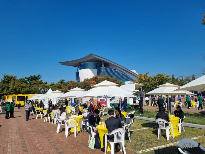 ▲ 29일 경주예술의전당 야외에 마련된 푸드트럭에서 외국인 방문객들이 떡볶이을 비롯한 K-푸드를 즐기고 있다. 황기환 기자