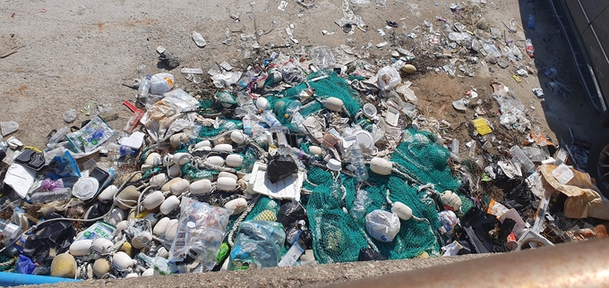 ▲ 29일 포항 영일만항 인근 부두에 있는 해양쓰레기들. 황영우 기자