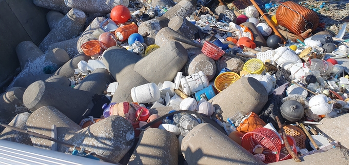 ▲ 29일 포항 영일만항 인근 부두에 위치한 방파제에 쌓여있는 해양쓰레기들. 황영우 기자