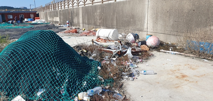 ▲ 29일 포항 영일만항 인근 부두에 있는 해양쓰레기들. 황영우 기자