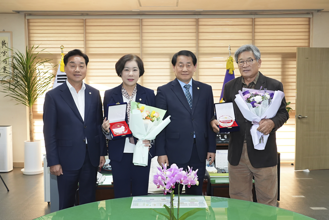 ▲ 안동시의회 이재갑 의원과 김정림 의원이 지난 28일 사단법인 한국유권자중앙회가 주최한 ‘2025 지방자치 의정대상’ 시상식에서 제8회 정명(正明)대상 지방자치 의정대상을 수상했다.