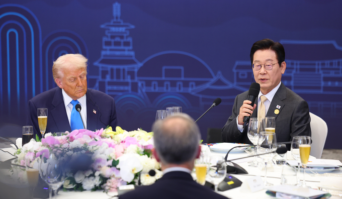 ▲ 이재명 대통령이 29일 경북 경주 힐튼호텔 그랜드볼룸에서 열린 이 대통령 주최 정상 특별만찬에서 환영사를 하고 있다. 왼쪽은 도널드 트럼프 미국 대통령. 연합뉴스