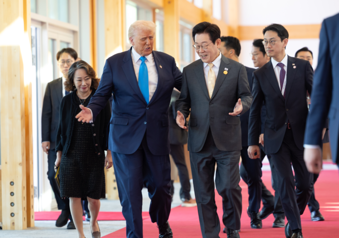 ▲ 이재명 대통령과 도널드 트럼프 미국 대통령이 29일 경북 경주박물관에서 정상회담장으로 이동하며 대화하고 있다. 대통령실 제공