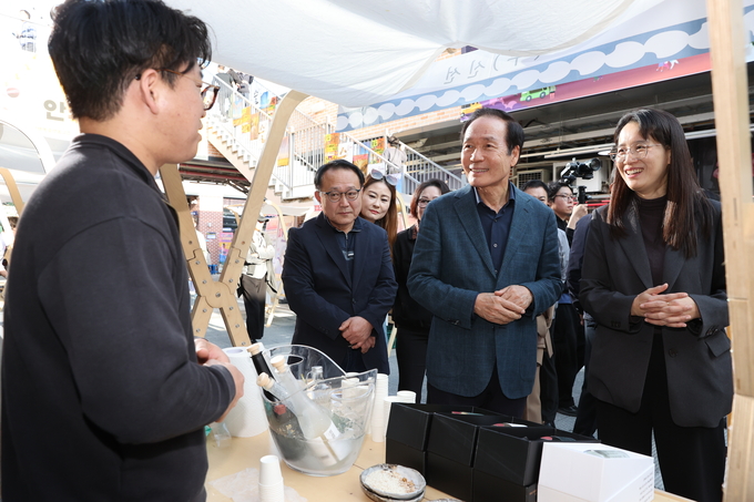 ▲ 김주수 의성군수(오른쪽 두번째)가 25일 안계행복플랫폼 내 전통주 시음 부스를 찾아 양조인과 대화를 나누며 지역 농산물 기반 전통주를 살펴보고 있다. 의성군