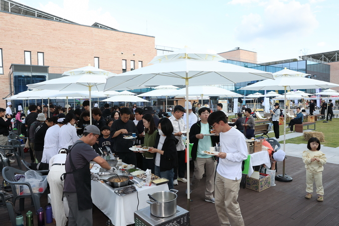▲ 의성군민과 관광객들이 25일 의성 전통주 양조장 야외마당에서 열린 ‘술래길 작은 양조장 축제’ 부대행사장에서 요리 시연을 지켜보며 전통주 안주를 맛보고 있다. 의성군