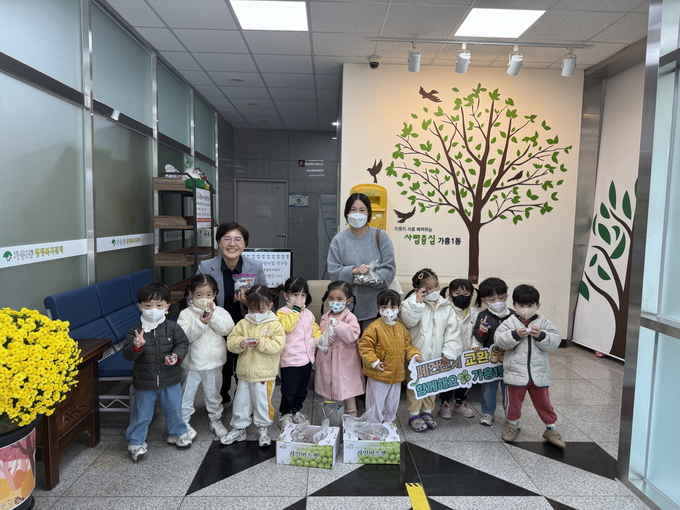 ▲ 30일 아트어린이집 원생 13명은 직접 모은 폐건전지 약 10kg을 가흥1동행정복지센터에 전달하며 환경보호의 중요성을 배우는 뜻깊은 시간을 가졌다.