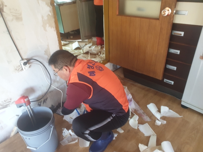 ▲ 예천군 지보면 예성신협(이사장 최명순)이  29일부터 30일까지 열악한 환경에서 생활하는 저소득 가정 2가구를 선정해 전문 시공업체와 함께 도배·장판 교체 작업을 지원하는장면,예천군제공