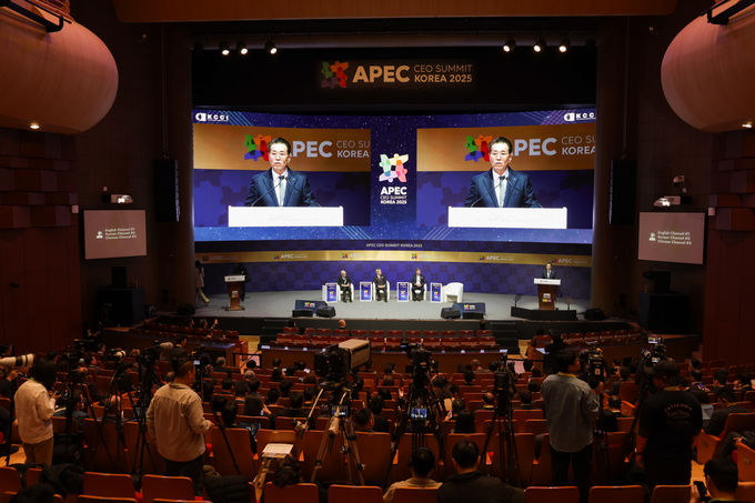 ▲ 장인화 포스코그룹회장이 30일 경주 예술의 전당에서 열린 APEC CEO서밋 ‘탄력적이고 친환경적인 글로벌 공급망 구축’세션에서 기조연설을 하고 있다.