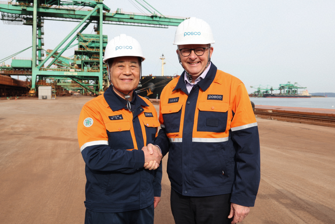 ▲ 앤서니 앨버리지 호주총리가 30일 호주 총리로서는 22년 만에 포스코 포항제철소를 방문했다.
포항제철소 원료부두에서 장인화 포스코회장(왼쪽)과 기념촬영하는 앤서니 앨버리지 호주총리. 사진제공 포스코그룹