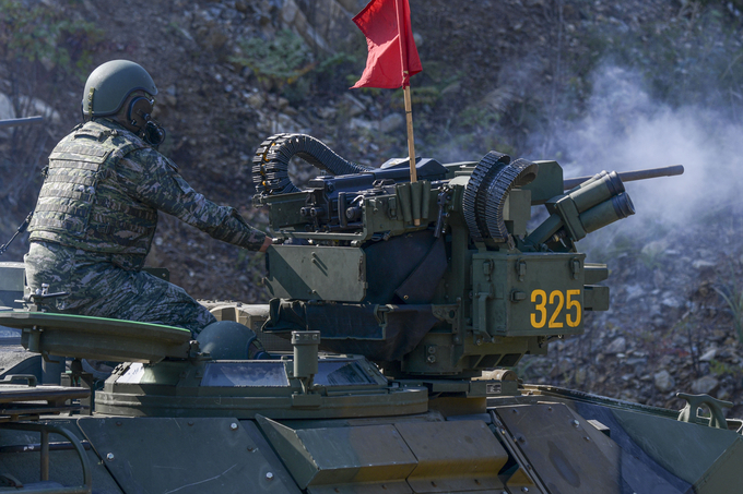 ▲ 해병대 1사단 상륙장갑차대대가 지난 29일 포항 수성사격장에서 상륙돌격장갑차에 장착된 RCWS를 통해 사격훈련을 진행한 모습. 해병대 1사단 제공