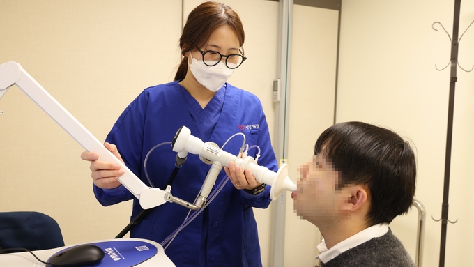 ▲ 포항세명기독병원에서 환자가 폐기능 검사를 하는 모습. 포항세명기독병원 제공
