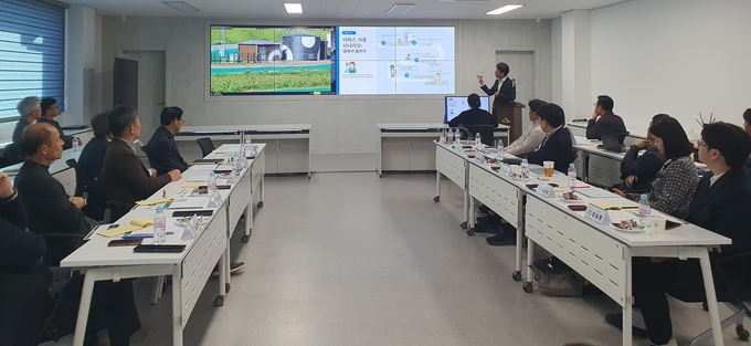 ▲ 의성군 관계자와 한국농어촌공사·KT 등 참석자들이 28일 의성 디지털농업지원센터 회의실에서 노지 스마트농업 시범사업 현황보고회를 열고, 드론 데이터 수집과 자동 관수 시스템 운영 과정을 모니터 화면을 통해 살펴보고 있다. 의성군